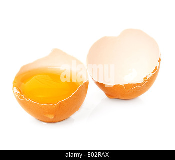 Gebrochene Ei hautnah auf weißem Hintergrund Stockfoto