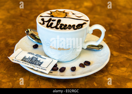 Cappuccino-Tasse serviert in einer Bar in Mailand, Lombardei, Italien Stockfoto