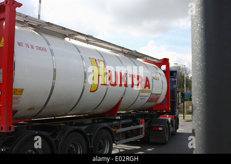 ein Huktra NV-Tanker verlassen eines Kreisverkehrs in Coulsdon, Surrey, England Stockfoto