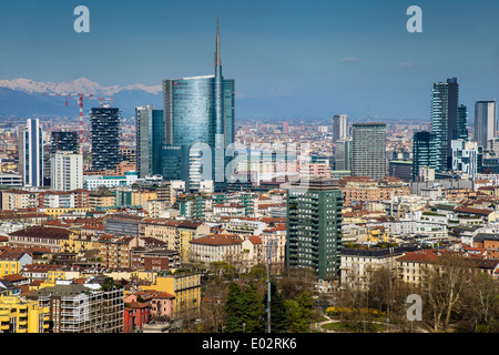 Porta Nuova Finanzviertel Skyline mit den Alpen im Hintergrund, Mailand, Lombardei, Italien Stockfoto