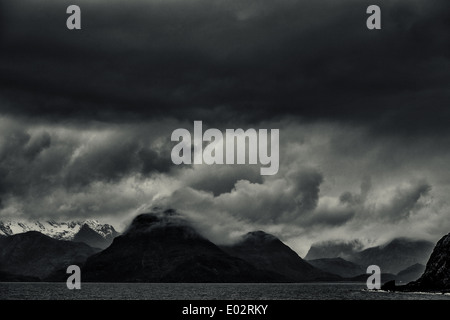 Sturm Wolken bilden über die Black Cuillin Berge auf der Insel Skye.Scotland Stockfoto