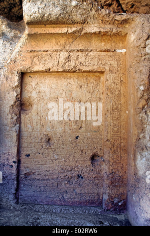 Luxor Westbank: Schnitzereien aus dem Rock-Tempel des Gottes Ptah in der Nähe von Tal der Königinnen Stockfoto