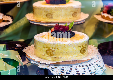 Caffe Cova Gebäck Schaufenster befindet sich in Via Monte Napoleone shopping Straße, Mailand, Lombardei, Italien Stockfoto