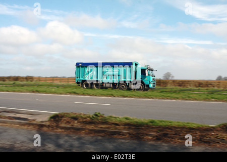 Ein BOCM Pauls LKW Reisen entlang der Schnellstraße A417 in Cotswolds, England Stockfoto