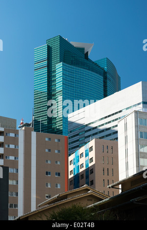 Shiodome Stadtzentrum über Gebäude in Ginza, Tokio, Japan Stockfoto
