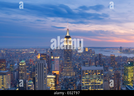 Erhöhten Blick auf das Empire State Building bei Sonnenuntergang, New York, USA Stockfoto