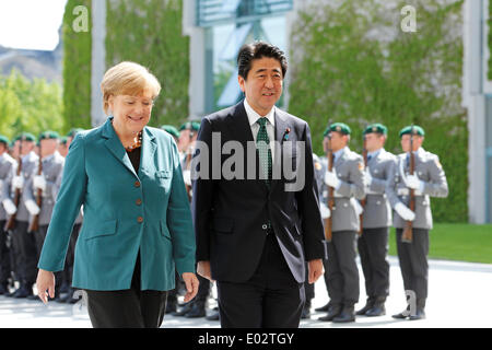 Berlin, Deutschland. 30. April 2014. Gruß von Shinzo Abe, Premierminister von Japan, mit militärischen Ehren von Bundeskanzlerin Angela Merkel im Ehrenhof des Bundeskanzleramtes in Berlin. / Bild: deutsche Bundeskanzlerin Angela Merkel (CDU) und Japans Premierminister Shinzo Abe. Bildnachweis: Reynaldo Paganelli/NurPhoto/ZUMAPRESS.com/Alamy Live-Nachrichten Stockfoto