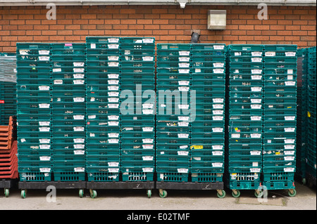 Haufenweise Lieferung Kisten gestapelt außerhalb Rückseite des Supermarkt im Zentrum von Hereford Herefordshire England UK Stockfoto