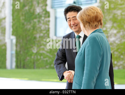 Berlin, Deutschland. 30. April 2014. Gruß von Shinzo Abe, Premierminister von Japan, mit militärischen Ehren von Bundeskanzlerin Angela Merkel im Ehrenhof des Bundeskanzleramtes in Berlin. / Bild: deutsche Bundeskanzlerin Angela Merkel (CDU) und Japans Premierminister Shinzo Abe. Bildnachweis: Reynaldo Paganelli/NurPhoto/ZUMAPRESS.com/Alamy Live-Nachrichten Stockfoto