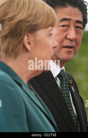 Berlin, Deutschland. 30. April 2014. Deutsche Bundeskanzlerin Angela Merkel (L) und Besuch der japanische Premierminister Shinzo Abe teilnehmen Begrüßungszeremonie im Kanzleramt in Berlin, Hauptstadt der Bundesrepublik Deutschland, am 30. April 2014. Bildnachweis: Zhang Fan/Xinhua/Alamy Live-Nachrichten Stockfoto