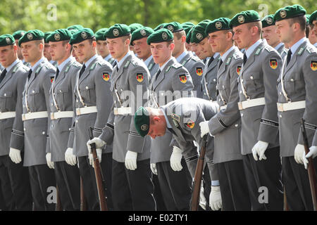 Berlin, Deutschland. 30. April 2014. Mitglieder der Ehrenwache warten vor einer Willkommenszeremonie Besuch der japanische Premierminister Shinzo Abe in der Kanzlei in Berlin, Deutschland, am 30. April 2014. © Zhang Fan/Xinhua/Alamy Live-Nachrichten Stockfoto