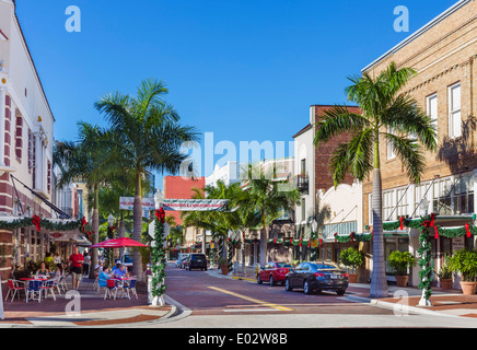 Geschäfte und Restaurants am First Street im historischen River District in der Innenstadt von Fort Myers, Florida, USA Stockfoto