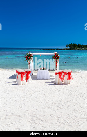 DAS TYPISCHE HOCHZEIT SETUP FÜR NUR WENIGE GÄSTE AM MEXIKANISCHEN STRAND. DIESES eine ist an den grand Sirenis Riviera Maya Resort spa Stockfoto