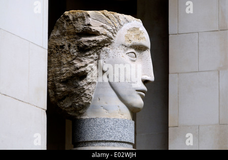 London, England, Vereinigtes Königreich. Angel Head (einer der fünf von Emily Young) von St. Pauls Cathedral Stockfoto