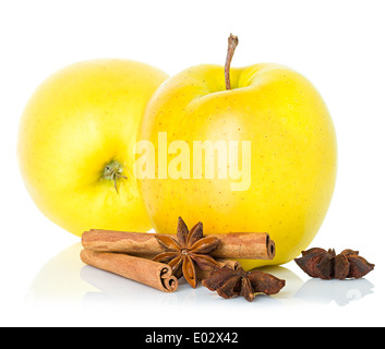 Reifer gelber Apfel mit Zimtstangen, Anis Stern und Apfel Stockfoto