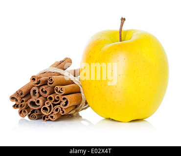 Reifer gelber Apfel mit Zimtstangen Stockfoto