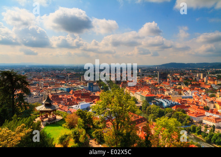 Panorama der Stadt Graz. Steirische österreichischen Stadt Graz an einem warmen Tag im September. Schöne warme Farben. Panoramaformat Stockfoto