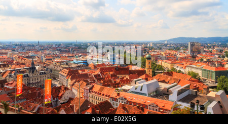 Panorama der Stadt Graz. Steirische österreichischen Stadt Graz an einem warmen Tag im September. Schöne warme Farben. Panoramaformat Stockfoto