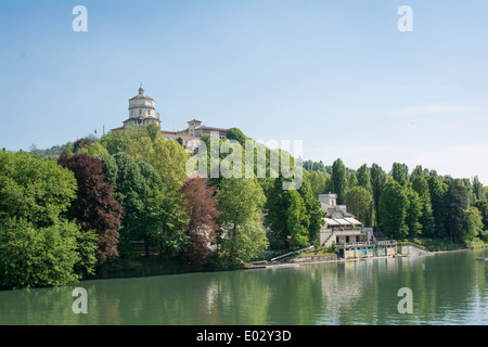 Blick auf die Kirche von Monte dei Cappuccini spiegelt sich in dem Fluss Po, Turin, Italien Stockfoto