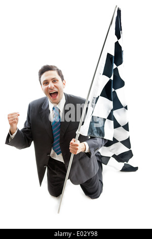 Ein junger Geschäftsmann auf Knie isoliert auf weißem Hintergrund eine Zielflagge winkt Stockfoto