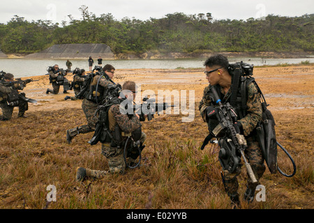 US-Marines starten eine amphibische Kämpfer Taucher und Strand Aufklärung Training Camp Hansen 24. April 2014 in Okinawa, Japan. Stockfoto