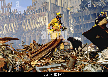 Urban Search and Rescue Teams suchen Überlebende unter den Trümmern des World Trade Center Folgendes, was eine massive Terroranschlag zerstört die Twin towers 2.606 Tötungleute 21. September 2001 in New York, NY. Stockfoto