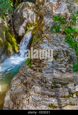 Wasserstrom mit bemoosten Felsen, erschossen in langen Belichtungszeit Stockfoto