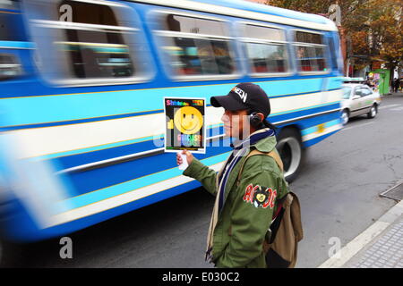 LA PAZ, Bolivien, 30. April 2014. Ein Student mit einem AC/DC "Highway to Hell"-Abzeichen auf seiner Jacke hält ein Plakat tagsüber kein Horn / Dia De La No Bocina, eine Kampagne, um Treiber zu verwenden, ihr Horn weniger und zur Reduzierung der Lärmbelastung in der Stadt zu fördern. La Paz ist berüchtigt für seine chaotischen Verkehr; Das Rathaus häufig führt Kampagnen zur Verkehrssicherheit, zur Verringerung von Staus und ähnliches. Bildnachweis: James Brunker / Alamy Live News Stockfoto