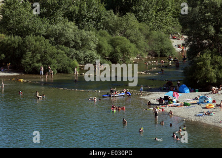 Wasserfläche am Fluss Hérault, in der Nähe von Le Pont du Diable, Saint Guilhem Le Desert, Languedoc Roussillon, Frankreich Stockfoto