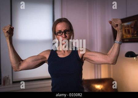 Eine starke Frau durchtrainierten Arme mit geballten Fäusten. Stockfoto