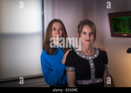 Zwei Frauen stehen hintereinander. Stockfoto