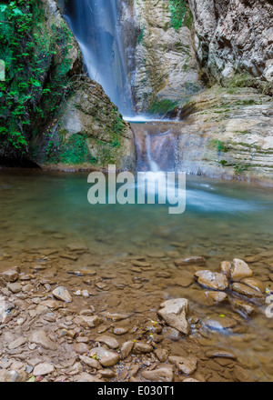 Kleiner Wasserfall im Regenwald, erschossen in langen Belichtungszeit Stockfoto