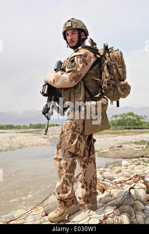 Soldat der Tschechischen Republik sorgt für Sicherheit während einer Patrouille Aufstandsbekämpfung 29. April 2014 in der Nähe des Flusses Drya Ye Panjshayr, Parwan Provinz, Afghanistan. Stockfoto