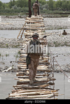 Tschechische Republik Soldaten Brücke eine primitive während einer Patrouille der Aufstandsbekämpfung 29. April 2014 am Fluss Drya Ye Panjshayr, Parwan Provinz, Afghanistan. Stockfoto