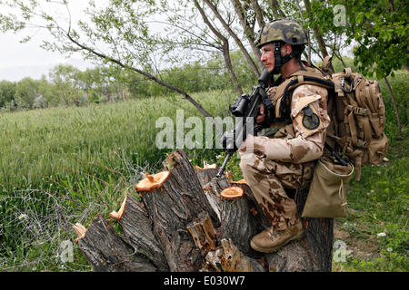 Soldat der Tschechischen Republik sorgt für Sicherheit während einer Patrouille Aufstandsbekämpfung 29. April 2014 in der Nähe des Flusses Drya Ye Panjshayr, Parwan Provinz, Afghanistan. Stockfoto