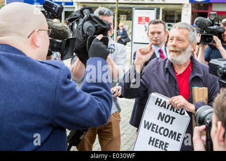 Swansea, Wales, Großbritannien. 30. April 2014. Eine hitzige Diskussion zwischen UKIP Partei Unterstützer und Opposition Aktivist in Swansea vor dem stornierten Rundgang von UKIP Führer Nigel Farage. Bildnachweis: John Wellings/Alamy Live-Nachrichten Stockfoto