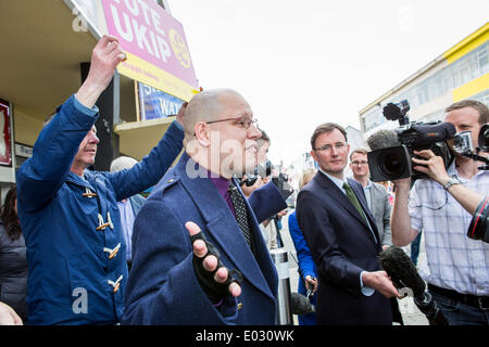 Swansea, Wales, Großbritannien. 30. April 2014. Eine hitzige Diskussion zwischen UKIP Partei Unterstützer und Opposition Aktivist in Swansea vor dem stornierten Rundgang von UKIP Führer Nigel Farage. Bildnachweis: John Wellings/Alamy Live-Nachrichten Stockfoto