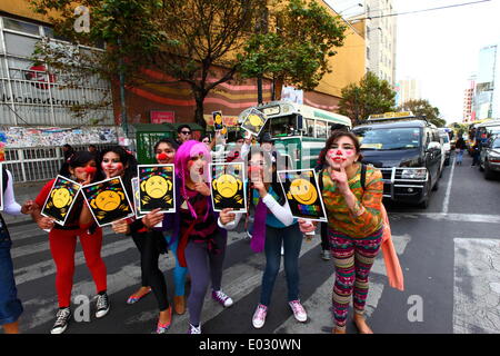 LA PAZ, Bolivien, 30. April 2014. Schüler verkleidet als Clowns Geste für den Verkehr von hält Finger auf ihre Lippen tagsüber kein Horn / Dia De La No Bocina, Teil einer Kampagne Treiber ihr Horn weniger verwenden und zur Reduzierung der Lärmbelastung in der Stadt zu fördern. La Paz ist berüchtigt für seine chaotischen Verkehr; Das Rathaus häufig führt Kampagnen zur Verkehrssicherheit, zur Verringerung von Staus und ähnliches. Bildnachweis: James Brunker / Alamy Live News Stockfoto