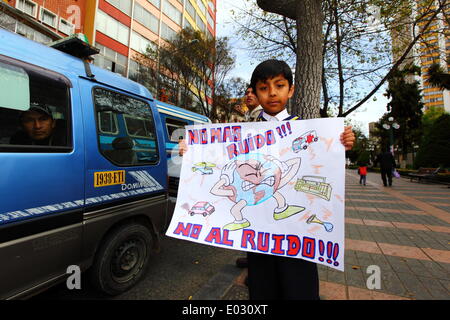 LA PAZ, Bolivien, 30. April 2014. Ein Schuljunge zeigt seine Plakat tagsüber kein Horn / Dia De La No Bocina, Teil einer Kampagne Treiber ihr Horn weniger verwenden und zur Reduzierung der Lärmbelastung in der Stadt zu fördern. La Paz ist berüchtigt für seine chaotischen Verkehr; Das Rathaus häufig führt Kampagnen zur Verkehrssicherheit, zur Verringerung von Staus und ähnliches. Bildnachweis: James Brunker / Alamy Live News Stockfoto