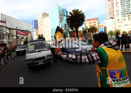 LA PAZ, Bolivien, 30. April 2014. Freiwilliger Gesten für den Verkehr durch mit einem Finger an die Lippen tagsüber kein Horn / Dia De La No Bocina, während eine Kampagne, um Treiber zu verwenden, ihr Horn weniger und zur Reduzierung der Lärmbelastung in der Stadt zu fördern. La Paz ist berüchtigt für seine chaotischen Verkehr; Das Rathaus häufig führt Kampagnen zur Verkehrssicherheit, zur Verringerung von Staus und ähnliches. Bildnachweis: James Brunker / Alamy Live News Stockfoto