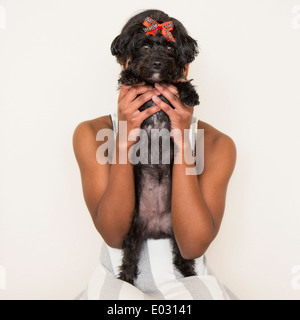 Ein junges Mädchen mit ihrem kleinen schwarzen Hund. Stockfoto