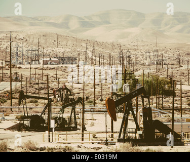 Crude Öl-Extraktion aus Monterey Schiefer in der Nähe von Bakersfield, Kalifornien USA. Stockfoto