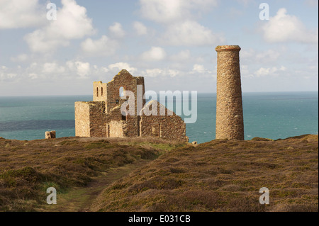 WHEAL COATES, NATIONAL TRUST, WORLD HERITAGE SITE 1802-1911 ON CLIFF ZWISCHEN ST. AGNES UND KAPELLE PORTH TOPS Stockfoto