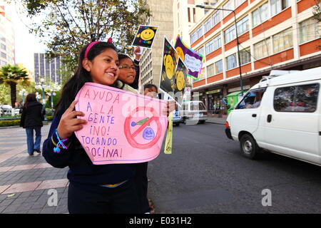 LA PAZ, Bolivien, 30. April 2014. Schulkinder halten Plakate tagsüber kein Horn / Dia De La No Bocina, Teil einer Kampagne Treiber ihr Horn weniger verwenden und zur Reduzierung der Lärmbelastung in der Stadt zu fördern. La Paz ist berüchtigt für seine chaotischen Verkehr; Das Rathaus häufig führt Kampagnen zur Verkehrssicherheit, zur Verringerung von Staus und ähnliches. Bildnachweis: James Brunker / Alamy Live News Stockfoto