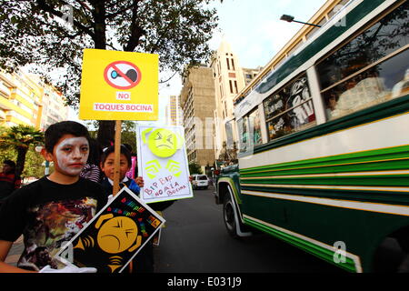 LA PAZ, Bolivien, 30. April 2014. Schulkinder halten Plakate tagsüber kein Horn / Dia De La No Bocina, Teil einer Kampagne Treiber ihr Horn weniger verwenden und zur Reduzierung der Lärmbelastung in der Stadt zu fördern. La Paz ist berüchtigt für seine chaotischen Verkehr; Das Rathaus häufig führt Kampagnen zur Verkehrssicherheit, zur Verringerung von Staus und ähnliches. Bildnachweis: James Brunker / Alamy Live News Stockfoto