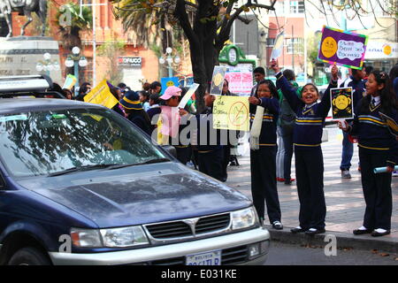 LA PAZ, Bolivien, 30. April 2014. Schulkinder halten Plakate tagsüber kein Horn / Dia De La No Bocina, eine Kampagne, um Treiber zu verwenden, ihr Horn weniger und zur Reduzierung der Lärmbelastung in der Stadt zu fördern. La Paz ist berüchtigt für seine chaotischen Verkehr; Das Rathaus häufig führt Kampagnen zur Verkehrssicherheit, zur Verringerung von Staus und ähnliches. Bildnachweis: James Brunker / Alamy Live News Stockfoto