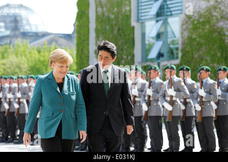Gruß von Shinzo Abe, Premierminister von Japan, mit militärischen Ehren von Bundeskanzlerin Angela Merkel im Ehrenhof des Bundeskanzleramtes in Berlin. / Bild: Bundeskanzlerin Angela Merkel (CDU) und Japans Premierminister Shinzo Abe. Stockfoto