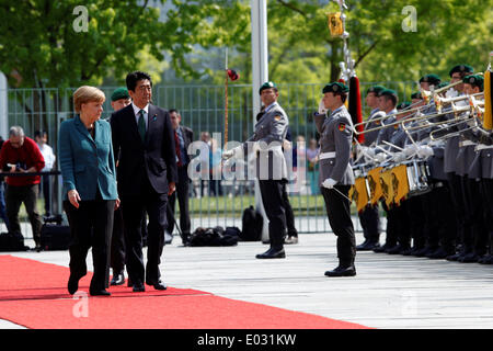 Gruß von Shinzo Abe, Premierminister von Japan, mit militärischen Ehren von Bundeskanzlerin Angela Merkel im Ehrenhof des Bundeskanzleramtes in Berlin. / Bild: Bundeskanzlerin Angela Merkel (CDU) und Japans Premierminister Shinzo Abe. Stockfoto