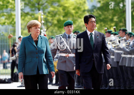 Gruß von Shinzo Abe, Premierminister von Japan, mit militärischen Ehren von Bundeskanzlerin Angela Merkel im Ehrenhof des Bundeskanzleramtes in Berlin. / Bild: Bundeskanzlerin Angela Merkel (CDU) und Japans Premierminister Shinzo Abe. Stockfoto