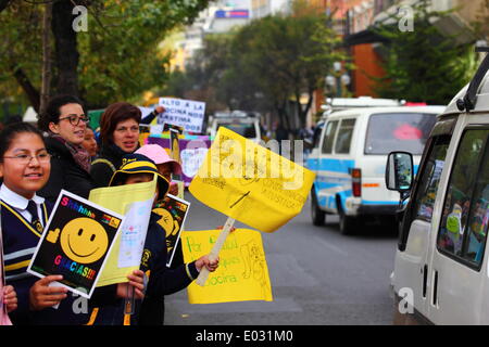 LA PAZ, Bolivien, 30. April 2014. Schulkinder halten Plakate tagsüber kein Horn / Dia De La No Bocina, Teil einer Kampagne Treiber ihr Horn weniger verwenden und zur Reduzierung der Lärmbelastung in der Stadt zu fördern. La Paz ist berüchtigt für seine chaotischen Verkehr; Das Rathaus häufig führt Kampagnen zur Verkehrssicherheit, zur Verringerung von Staus und ähnliches. Bildnachweis: James Brunker / Alamy Live News Stockfoto